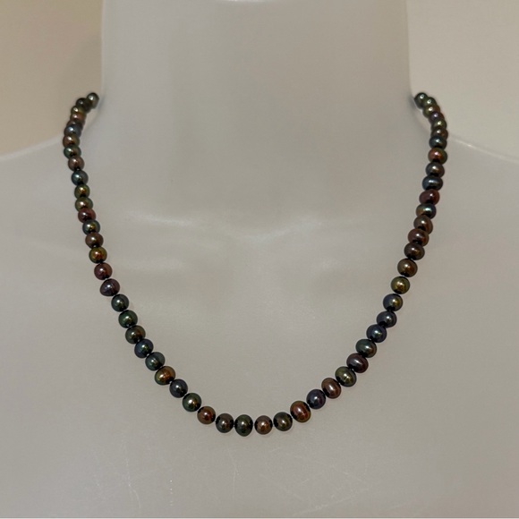 NWOT Gorgeous Multicolor Iridescent Pearl Bead Necklace - Picture 4 of 16